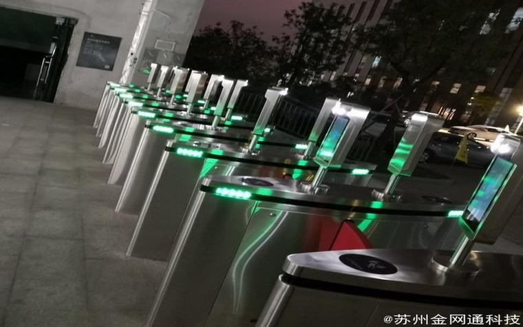 文件里包含fer2013人脸表情数据集，以及paddleclas压缩包及预训练模型